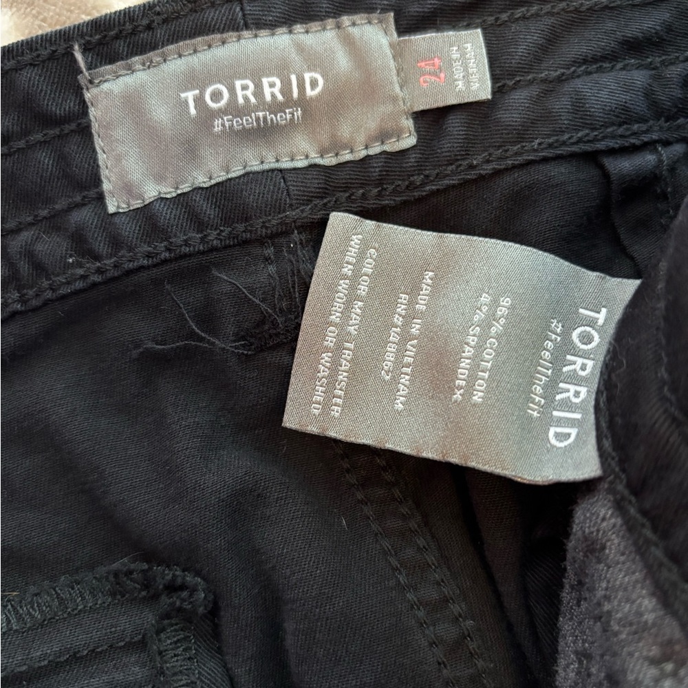 Torrid Black Cargo Shorts Plus Size 24 Stretchy Button Detail on Bottom Hem - Picture 4 of 6